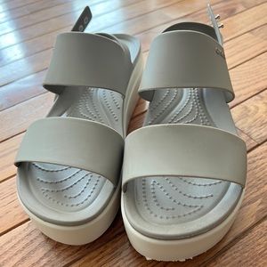 Crocs Brooklyn Wedge (Super Comfy Platform Strap Sandal Khaki/Bone)